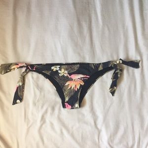 Size M Billabong reversible bikini bottoms